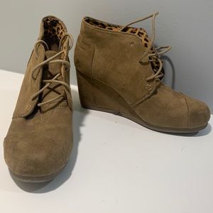 No Call heeled booties tan size 4